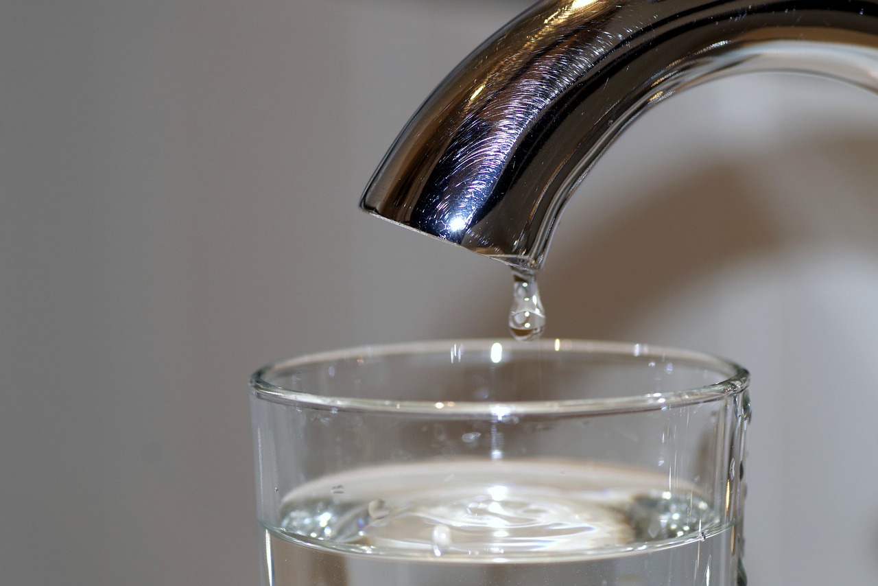 Cómo ahorrar agua al reducir el caudal de un grifo