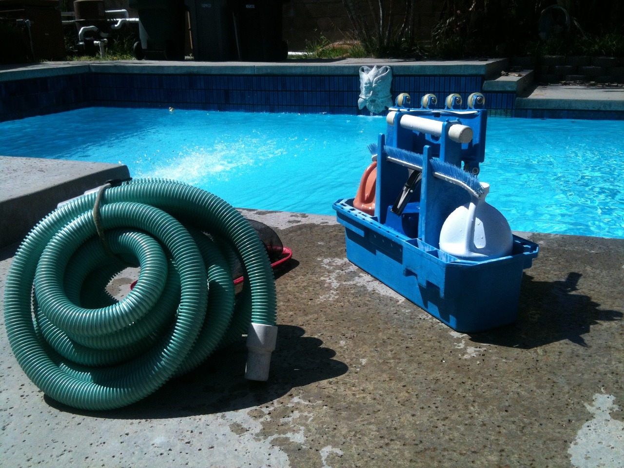 ¿Cuánto tiempo es recomendable encender la bomba de la piscina?