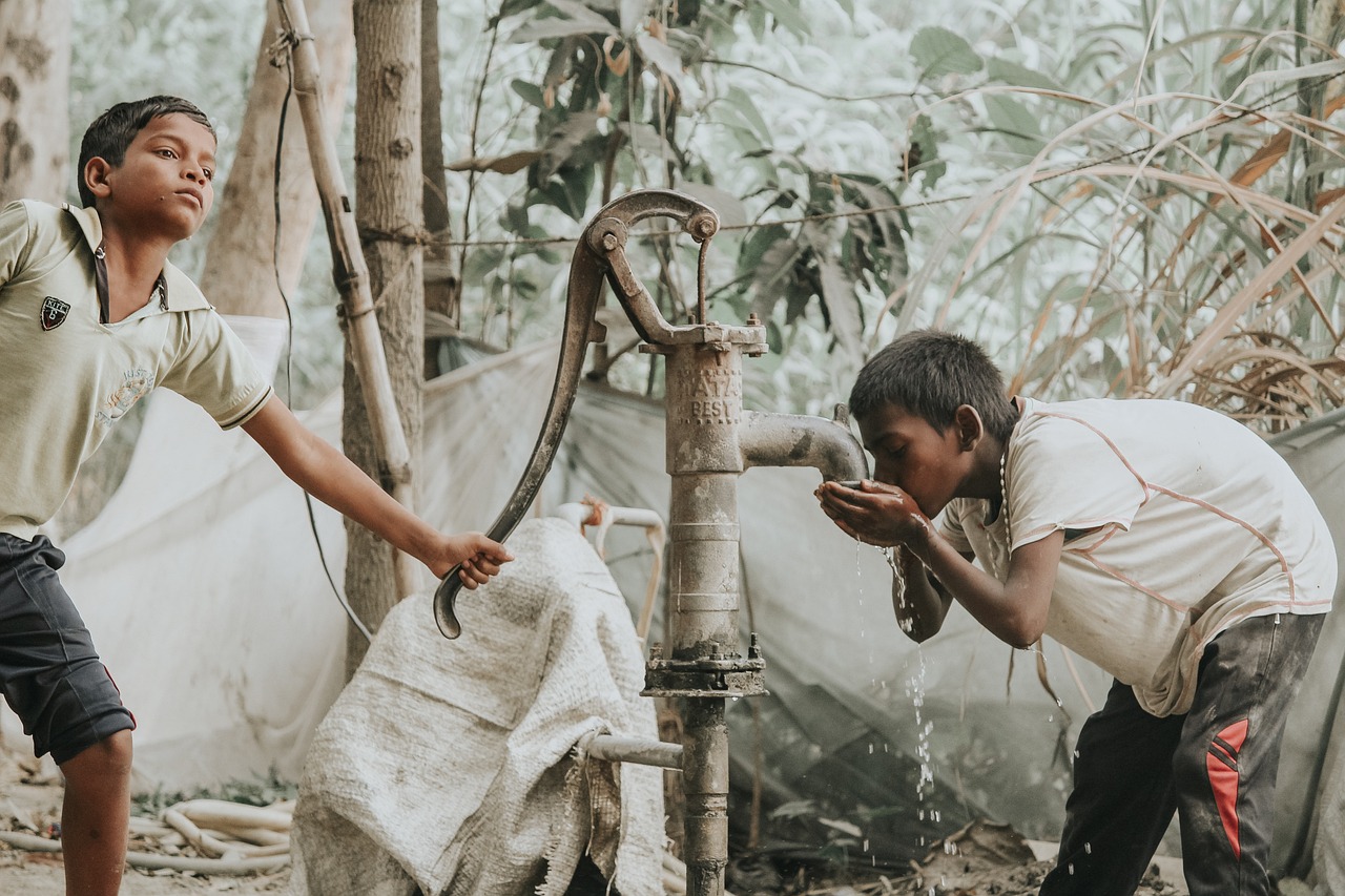 ¿Cómo funciona una Bomba de Agua de Mano? Una Breve Explicación