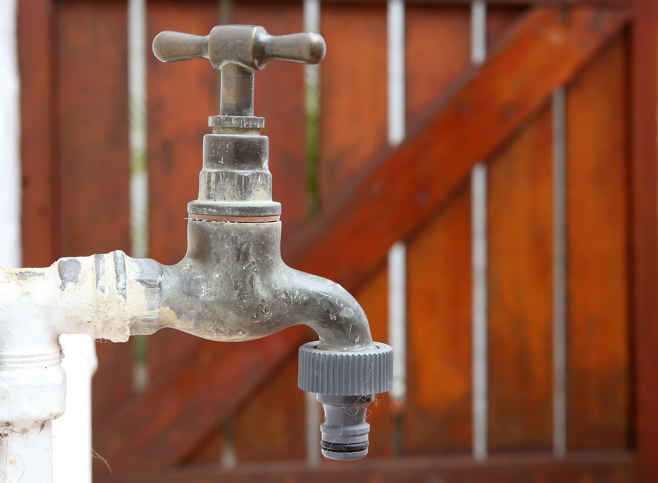 Cómo instalar una llave de paso en la entrada de agua de los aparatos sanitarios