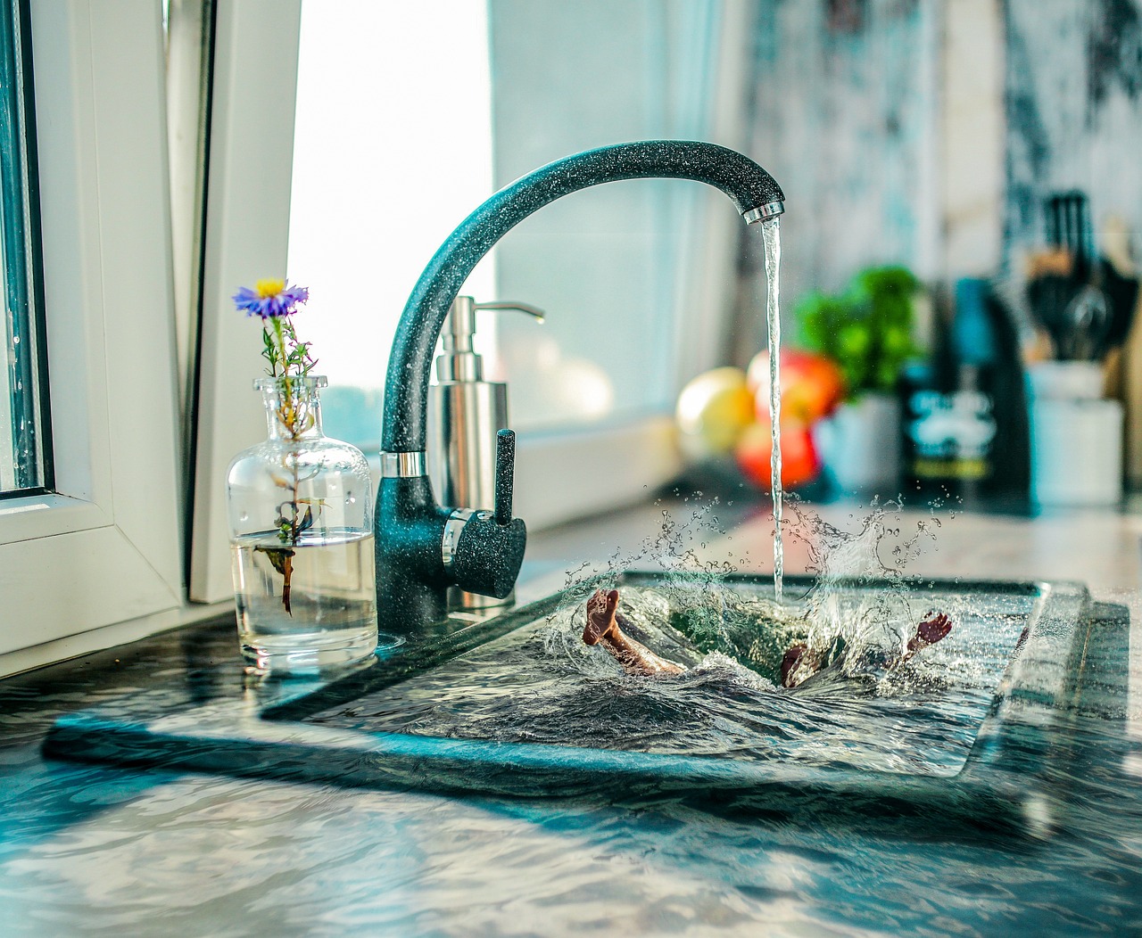 ¿Cómo solucionar el problema de agua que sale por debajo del lavavajillas?