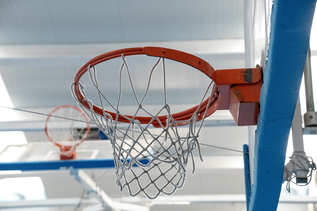 Consecuencias de romper una canasta de basquet